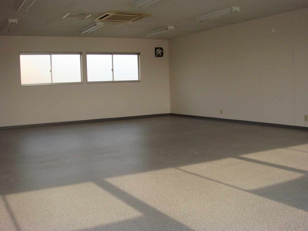 東山1丁目倉庫付事務所の内装