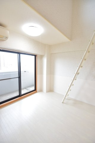 大阪市都島区都島本通３丁目の賃貸マンションの居間・リビング