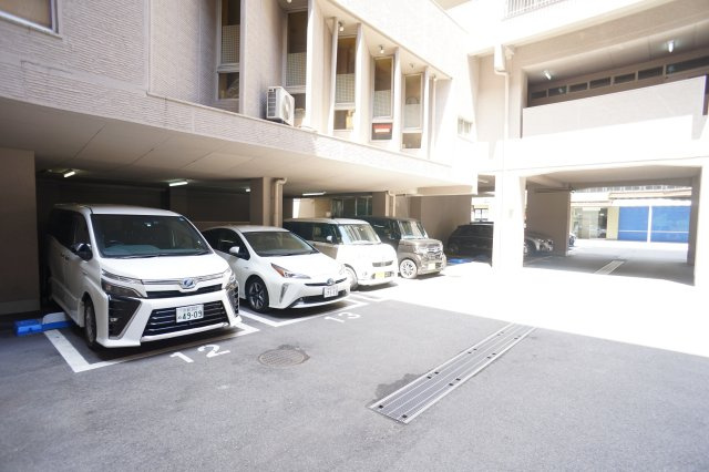 アルファグランデの駐車場