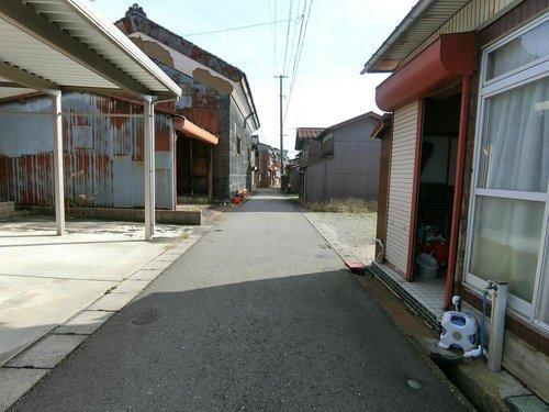 秋葉区小須戸の前面道路含む現地写真