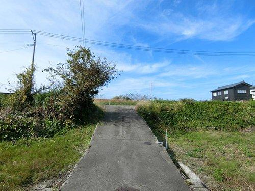 秋葉区小須戸の前面道路含む現地写真