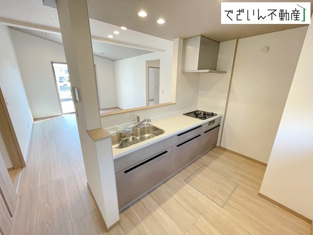 【キッチン】 | ワイウッドコート上里町(七本木)第60期【平屋】新築住宅 | ≪4号棟≫
現地(2026年4月撮影)