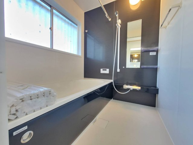 鹿沼市樅山町 平屋中古住宅の浴室|家族みんなの使いやすさとリラクゼーションを追求した体も心も安らぐバスルーム。浴室暖房乾燥機が標準装備です。
※2025年12月撮影