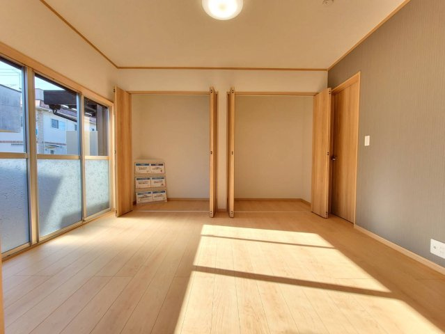 鹿沼市樅山町 平屋中古住宅の洋室|〇1F 6帖洋室〇
リビングと続き間にできる洋室。廊下とリビング両方からアクセス可能な2WAY動線でお仕事部屋や客間としても便利に使えます！
※2025年12月撮影