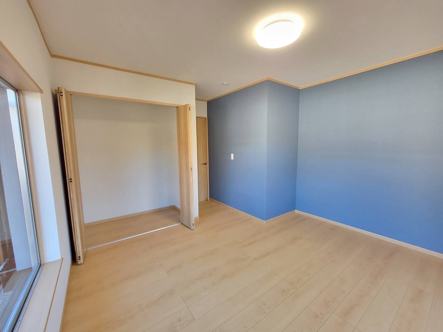 鹿沼市樅山町 平屋中古住宅の洋室|〇1F 8帖洋室〇
ほどよい広さで使いやすい広さの洋室。
机やベッドを置いてもゆとりが出ます。
窓から光が差し込む明るい空間で、毎日を気持ちよく過ごせます。
※2025年12月撮影