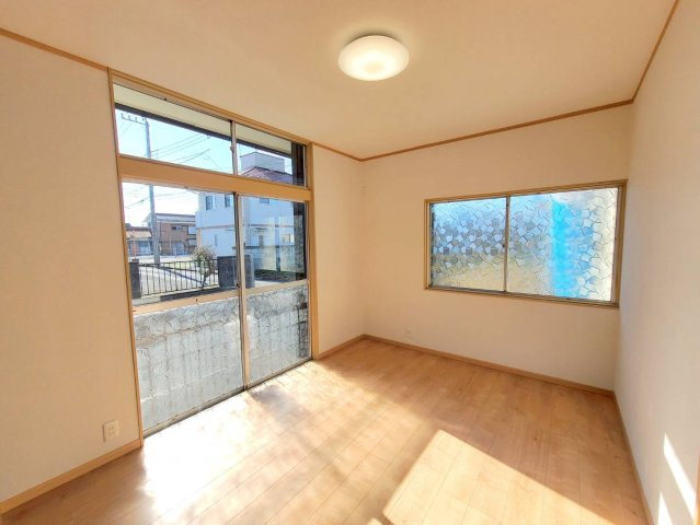 鹿沼市樅山町 平屋中古住宅の洋室|〇1F 5.5帖洋室〇
コンパクトながらも使い勝手抜群な広さの洋室です。
家具の配置もしやすく、くつろぎ空間としても作業スペースとしても活躍します。
※2025年12月撮影