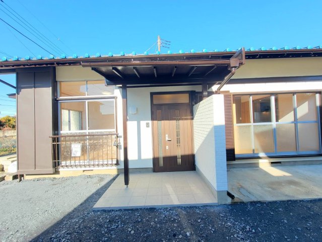 鹿沼市樅山町 平屋中古住宅の外観|3LDK+カースペース3台！
駅も学校も近いので、毎日の生活がグッと楽になります！
※2025年12月撮影