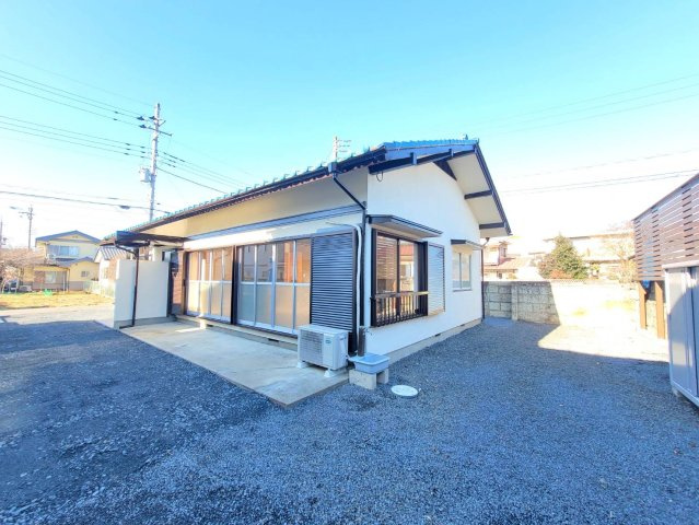 鹿沼市樅山町 平屋中古住宅の外観|カースペース3台！お車での来客があっても安心。ゆとりのある駐車スペース付きで、毎日の出入りもスムーズにできます。
※2025年12月撮影