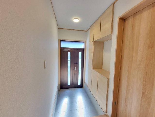 鹿沼市樅山町 平屋中古住宅の玄関|新しい玄関扉で防犯性が向上。LED外照明と新品インターホンで夜間も安心して来客対応できます。家族を迎える第一印象が明るく、清潔感ある玄関は毎日の帰宅を心地よく演出します！
※2025年12月撮影