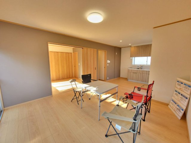 鹿沼市樅山町 平屋中古住宅の居間・リビング|〇14帖リビング〇
ソファやダイニングを置いても余裕の広さで、家族が自然と集まる空間に。夜は団らん、休日はホームパーティーも楽しめる住まいです☆