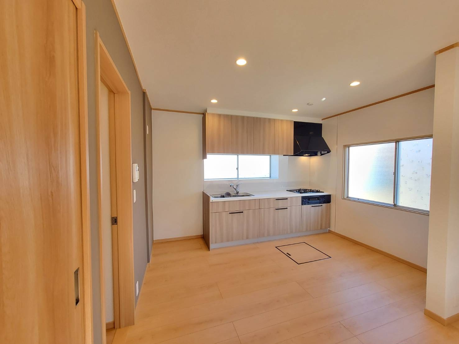 鹿沼市樅山町 平屋中古住宅のキッチン|新品のシステムキッチンを設置。広々とした作業スペースで料理がスムーズに♪家族の食卓を支える場所が快適になり、共働き世帯でも効率よく料理が楽しめます。
※2025年12月撮影