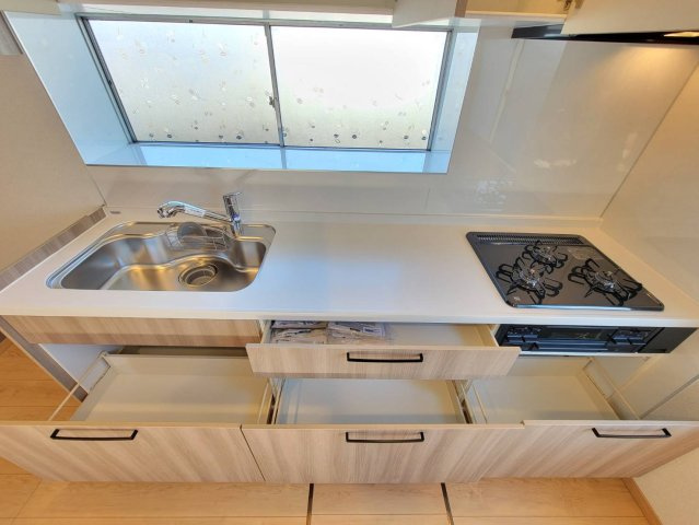 鹿沼市樅山町 平屋中古住宅のキッチン|壁面に沿ったシステムキッチンは、動線がシンプルで効率的。
調理に集中できる環境をつくり、リビングとの一体感を保ちながらもすっきりとした空間演出が可能です！
※2025年12月撮影