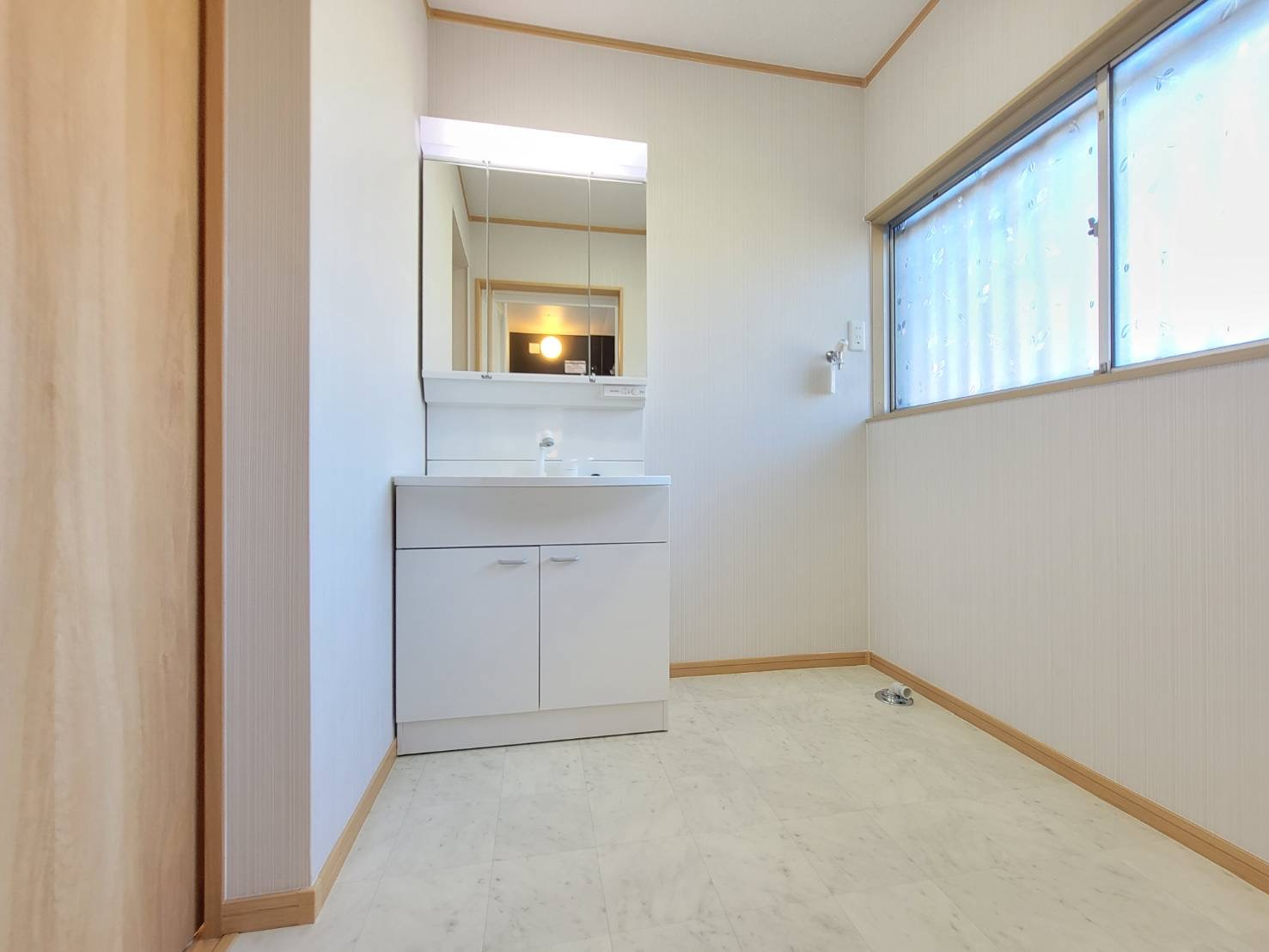 鹿沼市樅山町 平屋中古住宅の洗面所|三面鏡ならではの広い視野で、ヘアセットやメイクがよりスムーズに。
鏡裏にはたっぷり収納を備え、散らかりがちな小物もスッキリ整理できます。
※2025年12月撮影