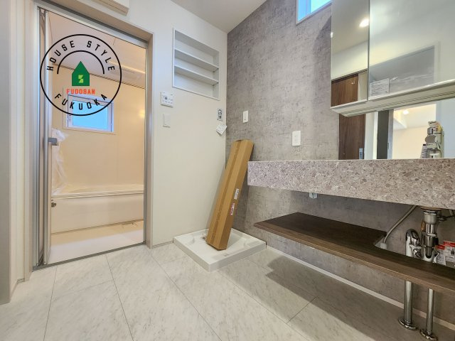 福岡市早良区荒江3丁目第1-2棟（2号棟）の脱衣所|ゆとりの洗面スペースで朝の身支度もスムーズに。暮らしを快適に変えるシャワー付洗面台です！