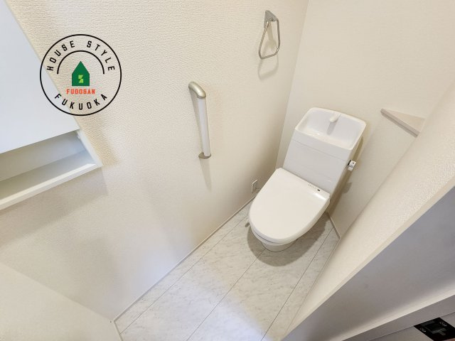 福岡市早良区荒江3丁目第1-2棟（2号棟）のトイレ|温水洗浄便座を完備しております。2ヶ所にトイレがあるのは朝の慌ただしい時間も安心です。