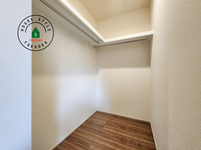 福岡市早良区荒江3丁目第1-2棟（2号棟）の収納|洋服や大きな荷物が多い方や人数の多いご家族などは、一般的なクローゼットよりもウォークインクローゼットのほうが使い勝手が良いです。