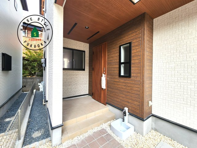 福岡市早良区荒江3丁目第1-2棟（2号棟）の玄関|おでかけの時も帰った時も、「我が家」を最初に感じでもらえる素敵な空間に。