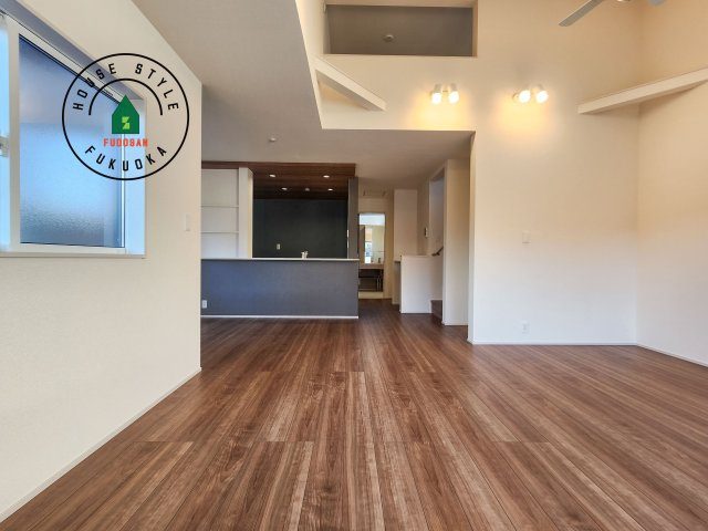 福岡市早良区荒江3丁目第1-2棟（2号棟）の居間・リビング|キッチンからリビングをしっかり確認できます。家族の笑顔があふれる空間になりそうですね。