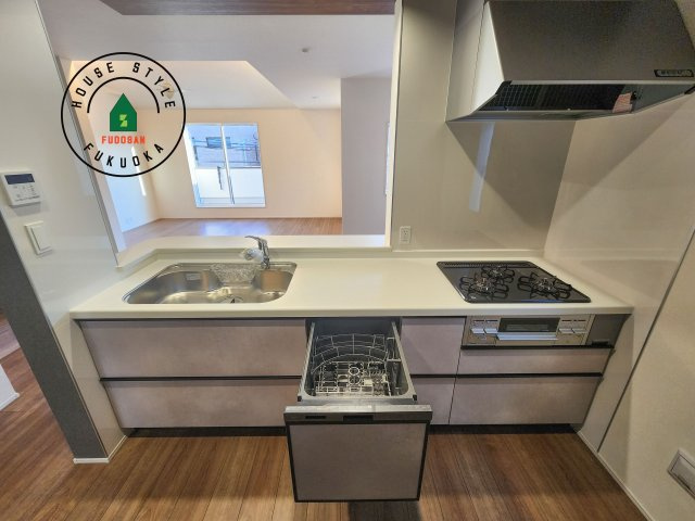 福岡市早良区荒江3丁目第1-2棟（2号棟）のキッチン|ご家族を近くに感じられる対面キッチンのLDK。会話もはずみそうですね。