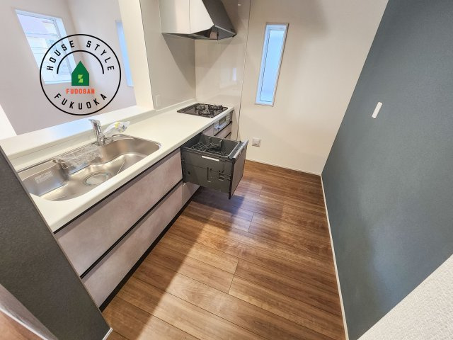 福岡市早良区荒江3丁目第1-2棟（2号棟）のキッチン|ダイニングテーブルへの配膳がラクラク、お料理はかどるカウンター付きシステムキッチン！