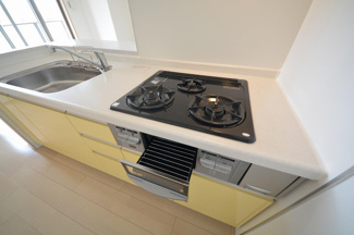 【キッチン】 | グランルージュ谷町六丁目 | Scent Hills(セントヒルズ)　グリル付ガス3口コンロシステムキッチン