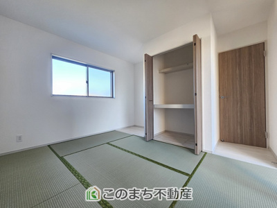 【和室】 | いろどりアイタウン栃木市大宮町22-P2 | お子様のお昼寝にも便利な和室です。大きな窓から暖かな日差しが差し込みます♪