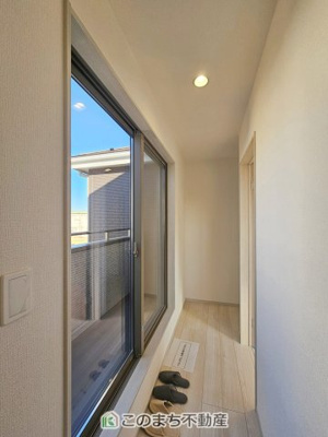 【内装】 | いろどりアイタウン栃木市大宮町22-P2 | 居室のサッシにはペアガラスを採用しております。高い断熱性による省エネと結露対策に有効です。