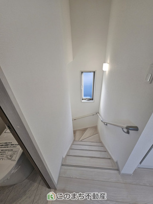 【内装】 | いろどりアイタウン栃木市大宮町22-P2 | 手すり付きで小さなお子様にも安心の階段スペースです☆