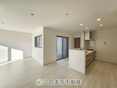 【キッチン】 | いろどりアイタウン栃木市大宮町22-P2 | デザイン性と機能性を兼ね備えたキッチンです。リビングスペースとの一体感が生まれ、広々空間を演出してくれます。