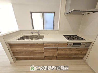 【キッチン】 | いろどりアイタウン栃木市大宮町22-P2 | キッチンには浄水器を標準装備。最近は水を飲むという場面以外にも料理で使用したり、野菜を洗う場合もキレイな水で洗いたいという人が増えてきています！赤ちゃんのミルク用としても重宝いただけます。