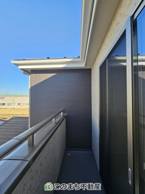 【バルコニー】 | いろどりアイタウン栃木市大宮町22-P2 | 南向きの大型バルコニーは陽当り良好で、たっぷりのお洗濯物もよく乾きます！