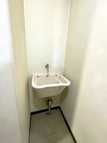 サーパス牛田天水苑の設備|洗濯機置き場には、スロップシンクが備わっています。泥汚れの衣類やスニーカーを洗ったりできます。