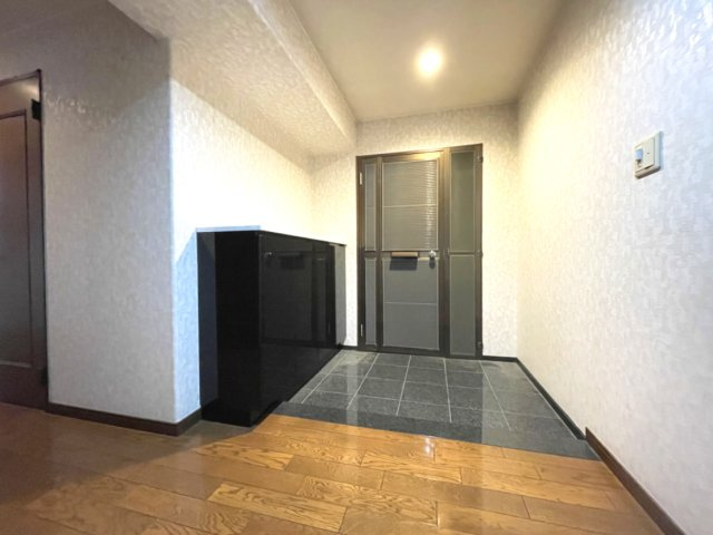 サーパス牛田天水苑の玄関|親子扉の玄関は荷物の搬入がしやすくなっています。広々としたホールで大理石の重厚感たっぷりな玄関です。