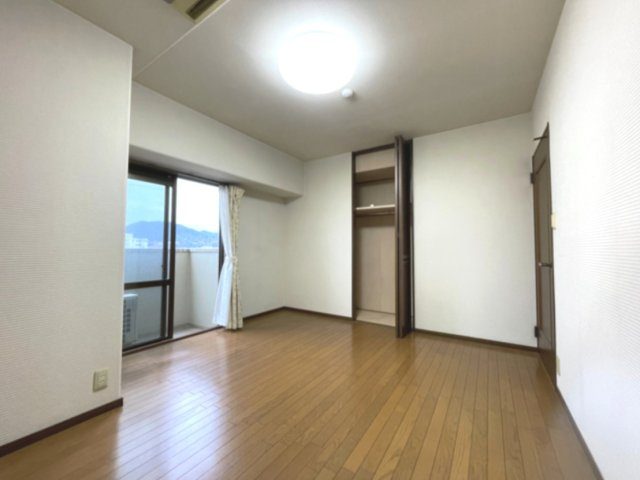 サーパス牛田天水苑の洋室|洋室（約8.0帖）
各居室はすべてバルコニーに面しており、西側のお部屋は特に眺望良好です。
