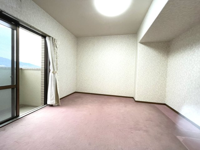 サーパス牛田天水苑の洋室|洋室（約7.0帖）
各居室はすべてバルコニーに面しており、自然換気がしやすく通風良好です。