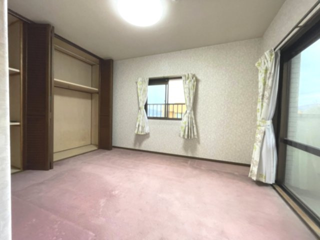 サーパス牛田天水苑の洋室|北東と南東の2面採光で陽当たりのよい洋室（約6.7帖）です。ダブル収納を完備しています。