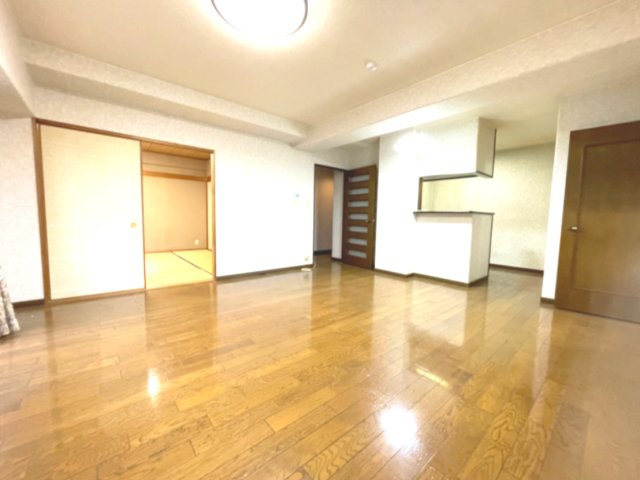 サーパス牛田天水苑の居間・リビング|LDK（約17.2帖）
襖仕切りの和室があり、生活シーンにあわせ空間を一体的に使うことができます。