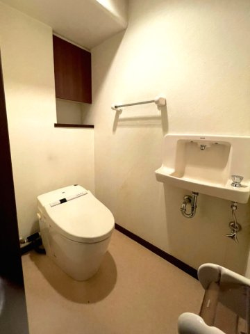 サーパス牛田天水苑のトイレ|温水洗浄便座トイレです。タンクレスで空間は広く、手洗いボウルが別に設置されています。