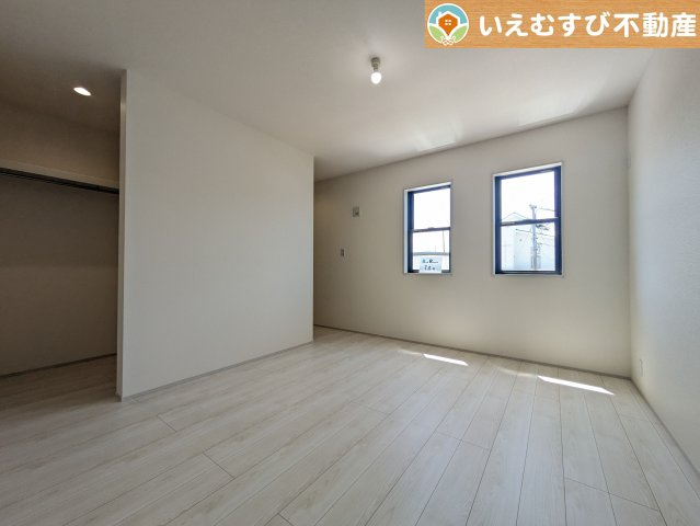 Livele Garden.S　熊谷末広第5の洋室|ぬくもりのある色合いでシンプルな洋室
日当り良好で明るい洋室！大容量のウォークインクローゼット付き♪