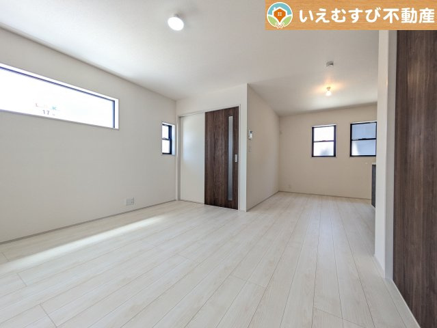 Livele Garden.S　熊谷末広第5の居間・リビング|ナチュラルな色合いで落ち着いた印象のリビングダイニング
ぬくもりのあるナチュラルな空間。グリーンを飾っても相性が良さそうですね♪