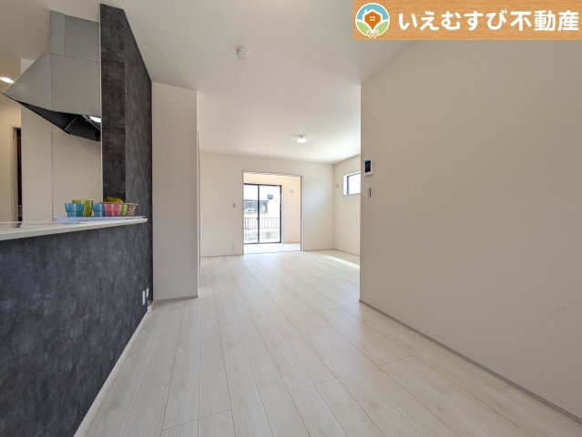 Livele Garden.S　熊谷末広第5の居間・リビング|自然光で満たされる明るく開放感溢れるリビング
たっぷりの採光で明るい空間。家族みんなでくつろげます♪