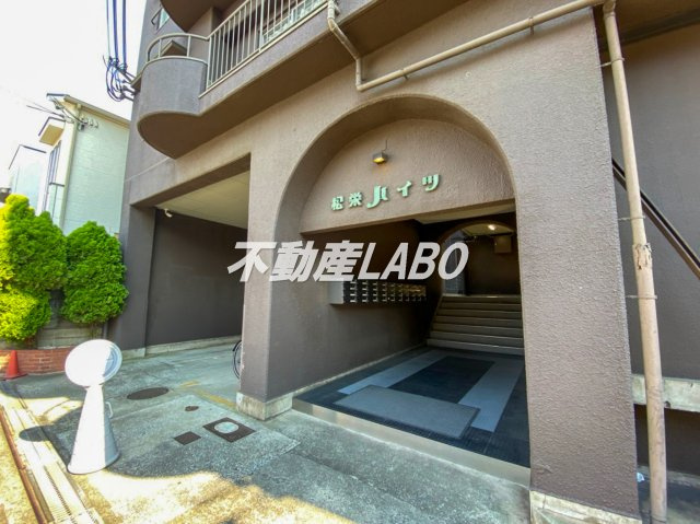 松栄大正ハイツのエントランス