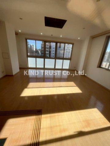 サンシステム天六駅前ビルの居間・リビング|ゆったり過ごせる居間です