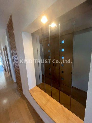 サンシステム天六駅前ビルのロビー|ゆとりのあるロビーです