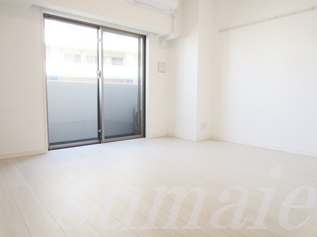 ＡＺＥＳＴ東十条の居間・リビング|窓が大きくて明るいお部屋ですね♪