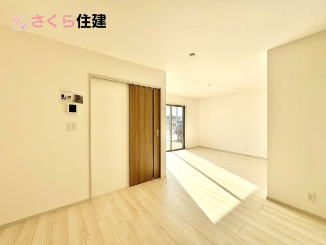 いろどりアイタウン栃木市大宮町22-P2　2号棟の居間・リビング|18.7帖LDKはキッチンで家事をしながらでもお子様に一対一で向き合える時間が作れます！！
