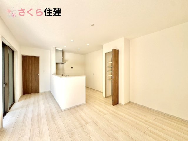 いろどりアイタウン栃木市大宮町22-P2　2号棟の居間・リビング|対面式システムキッチン。リビングを見渡せるキッチンで家族の様子をうかがいながら料理がはかどりそう！