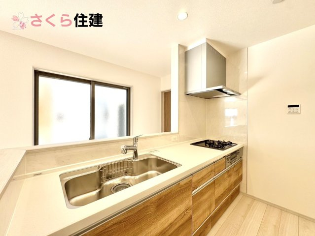 いろどりアイタウン栃木市大宮町22-P2　2号棟のキッチン|対面式システムキッチン。リビングを見渡せるキッチンで家族の様子をうかがいながら料理がはかどりそう！