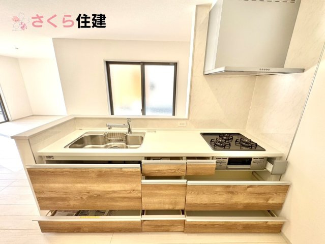 いろどりアイタウン栃木市大宮町22-P2　2号棟のキッチン|キッチン下収納は奥まで引き出せるので、大きく屈まなくても楽に必要なものがパッと取り出せます！	