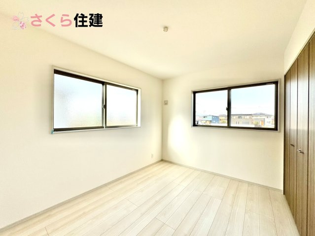 いろどりアイタウン栃木市大宮町22-P2　2号棟の洋室|各部屋に収納あります！荷物が多い子育て世代や、趣味道具の多い方にもうれしいですね！